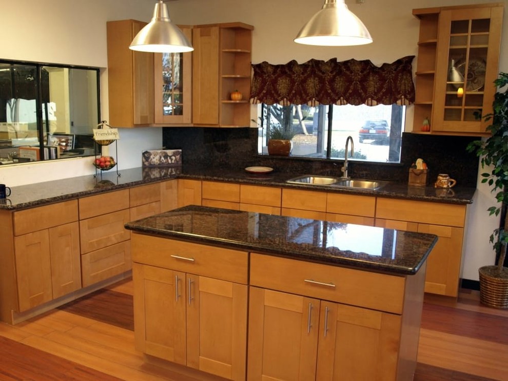 Transitional kitchen photo in Sacramento