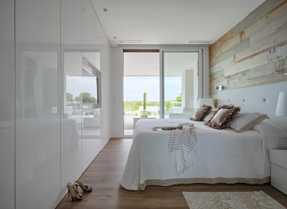 Photo of a mid-sized contemporary master bedroom in Alicante-Costa Blanca with no fireplace.