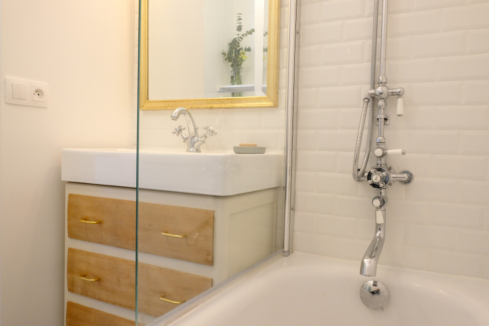 Пример оригинального дизайна: маленькая главная ванная комната в стиле ретро с полновстраиваемой ванной, душем над ванной, белой плиткой, белыми стенами, полом из цементной плитки, накладной раковиной, тумбой под одну раковину и зеленым полом для на участке и в саду