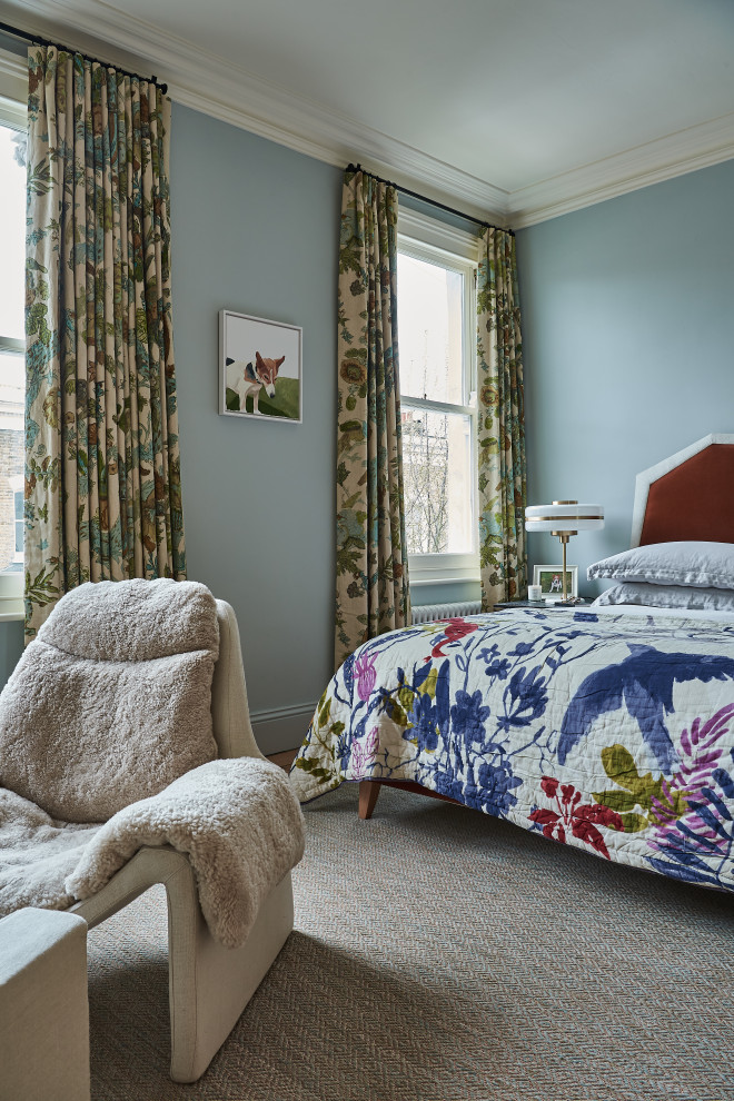 Großes Klassisches Hauptschlafzimmer mit blauer Wandfarbe und Teppichboden in London