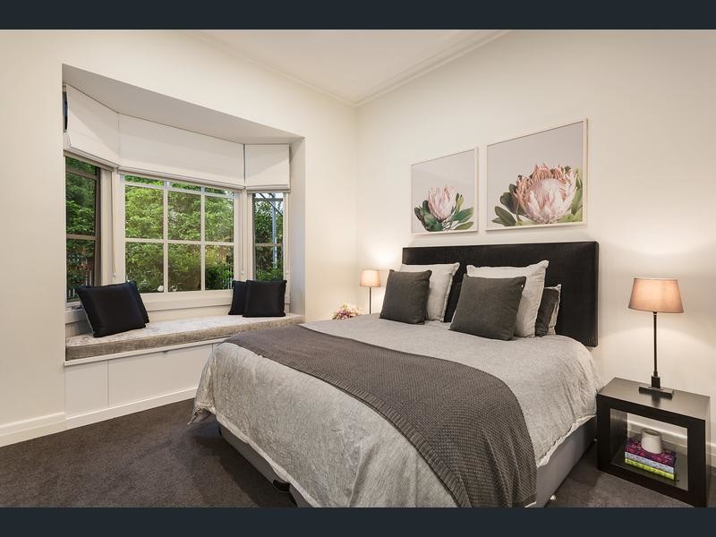 Photo of a mid-sized modern bedroom in Melbourne.