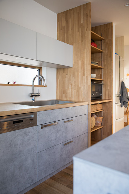 納入事例：グレーと木目柄で表現する明るいキッチン - 北欧 - キッチン