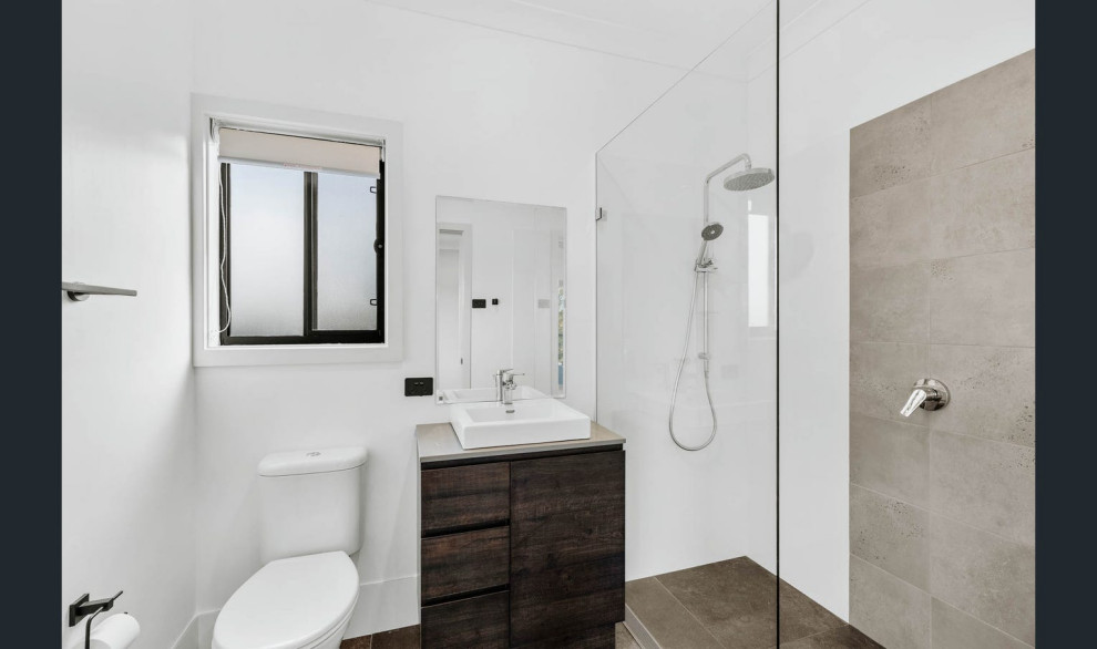 This is an example of a beach style bathroom in Newcastle - Maitland.