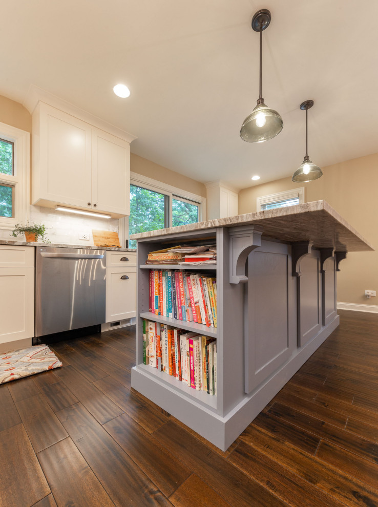 Example of a transitional kitchen design in Chicago