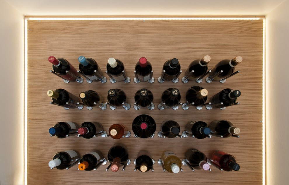 Particolare porta vini nella nicchia della cucina