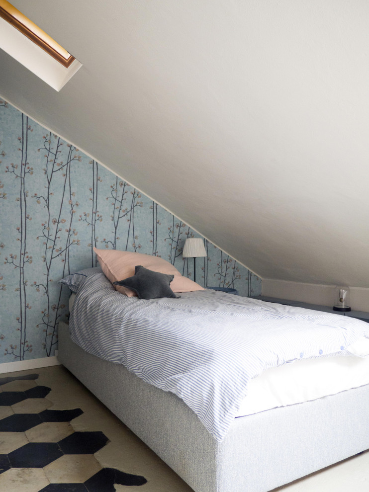 Kleines Eklektisches Schlafzimmer mit weißer Wandfarbe, Betonboden und grauem Boden in Mailand