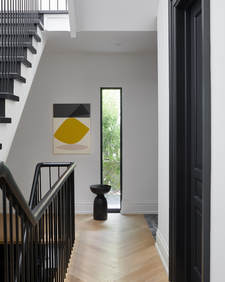 Imagen de escalera en U contemporánea de tamaño medio con escalones de madera pintada, contrahuellas de madera y barandilla de varios materiales