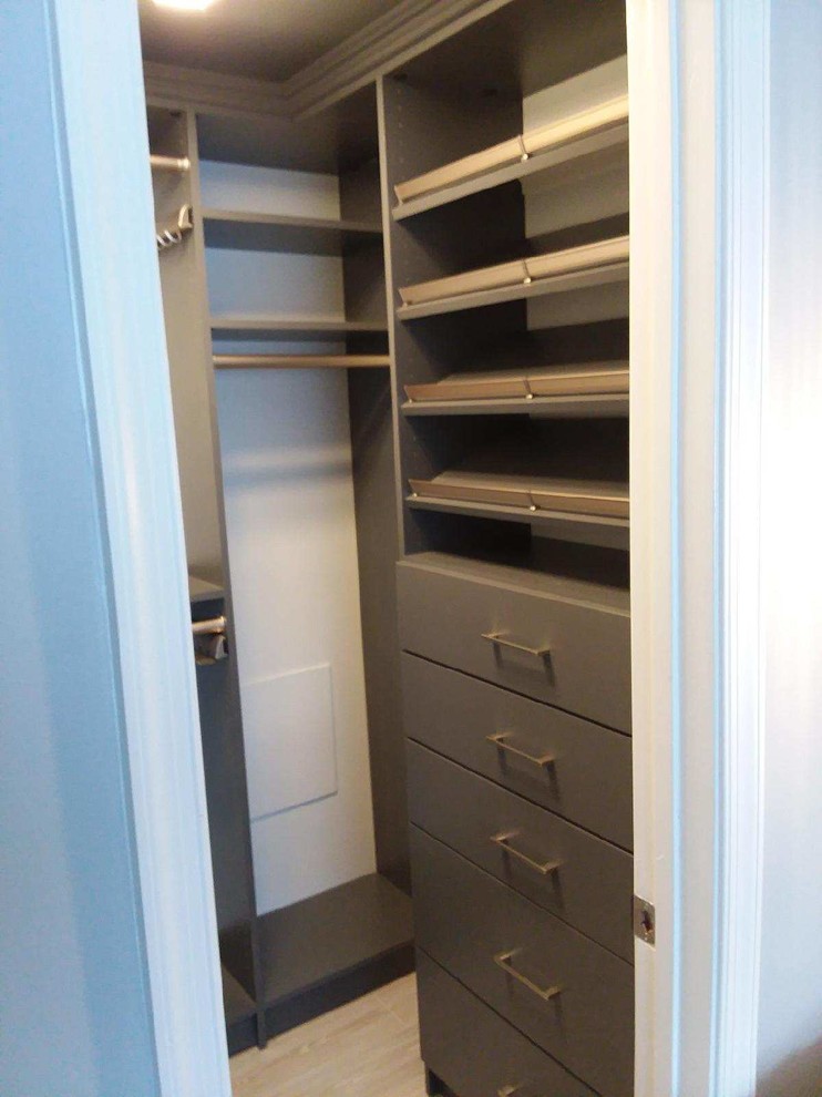 Idéer för ett mellanstort modernt walk-in-closet för män, med släta luckor, grå skåp, laminatgolv och grått golv