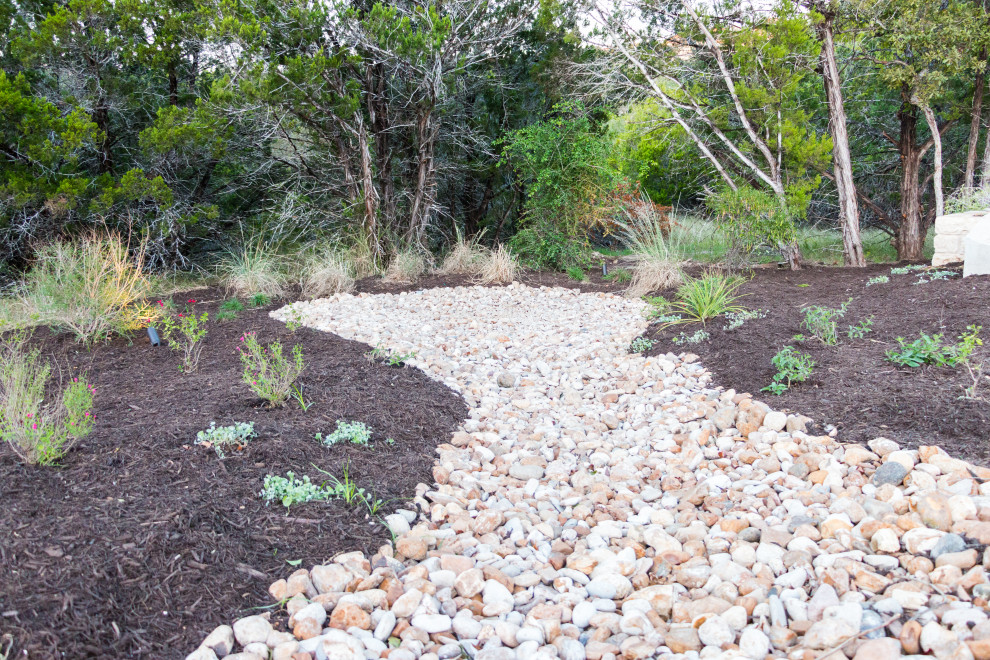 Ispirazione per un grande giardino minimalista esposto in pieno sole davanti casa in estate con sassi di fiume