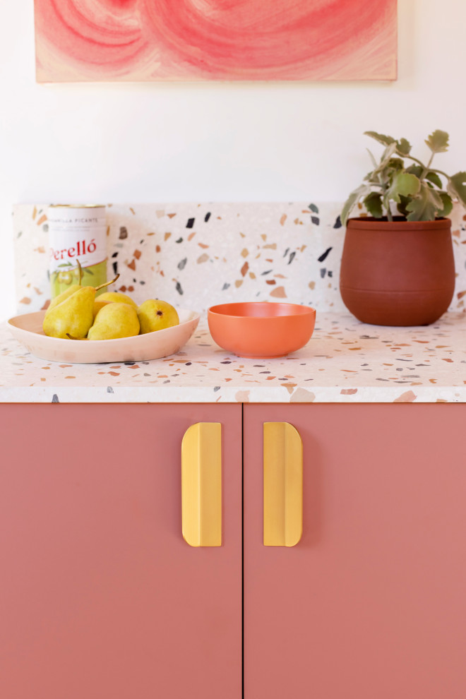 Inspiration för små medelhavsstil linjära flerfärgat kök med öppen planlösning, med en enkel diskho, släta luckor, bänkskiva i terrazo, flerfärgad stänkskydd, stänkskydd i marmor och ljust trägolv