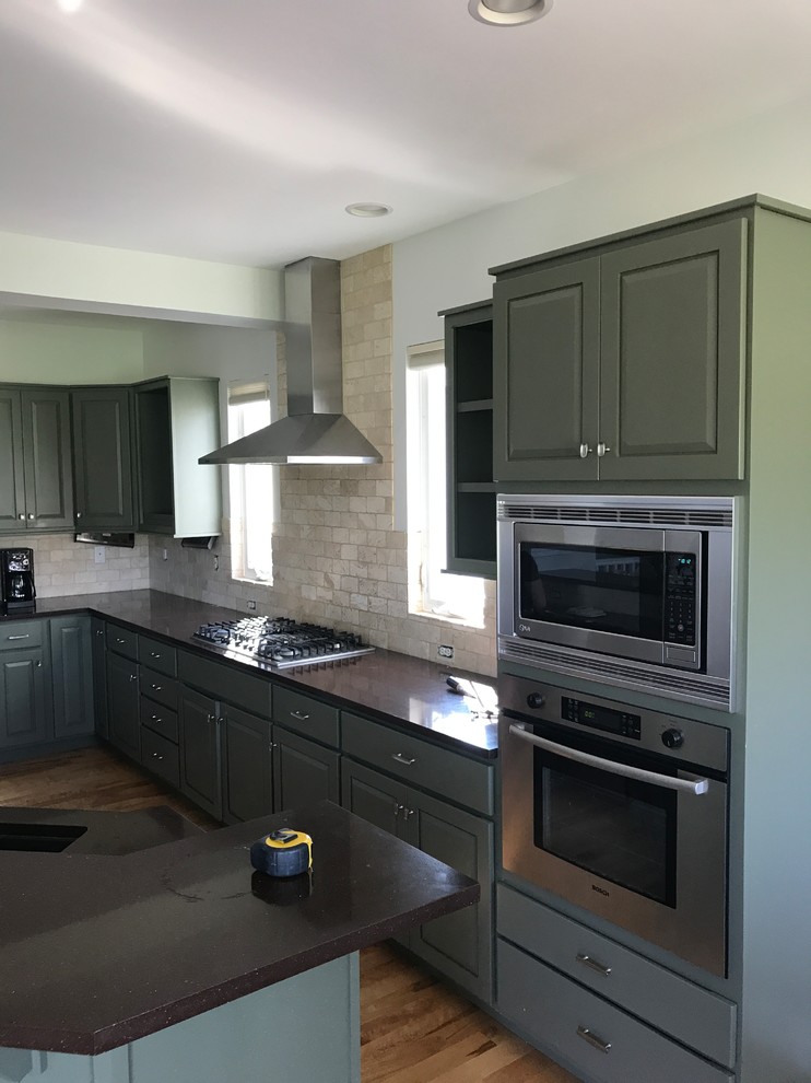 Kitchen - traditional kitchen idea in Denver