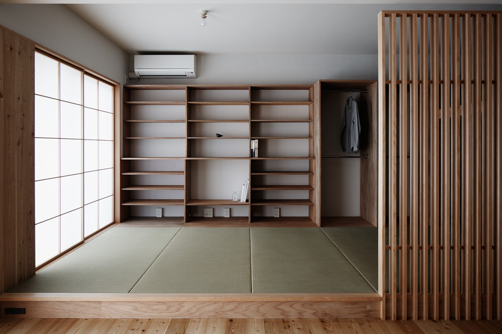 Inspiration for an asian home design in Yokohama.