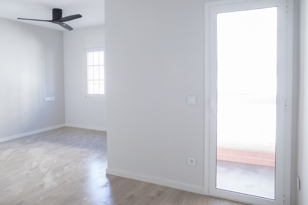 Foto de dormitorio principal contemporáneo de tamaño medio sin chimenea con paredes beige, suelo de baldosas de cerámica y suelo marrón