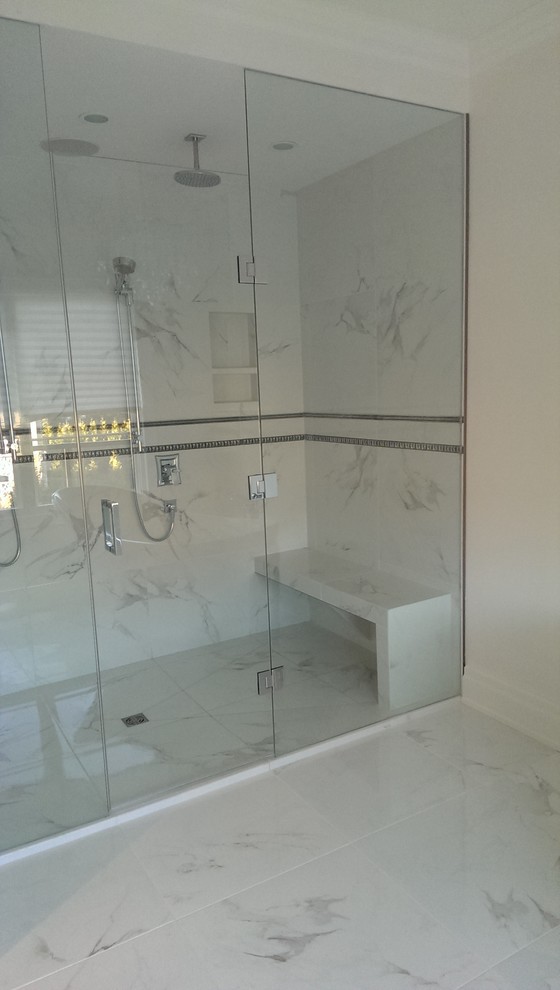 Example of a transitional bathroom design in Toronto