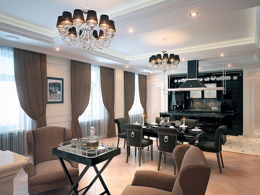 У Ростральных колонн