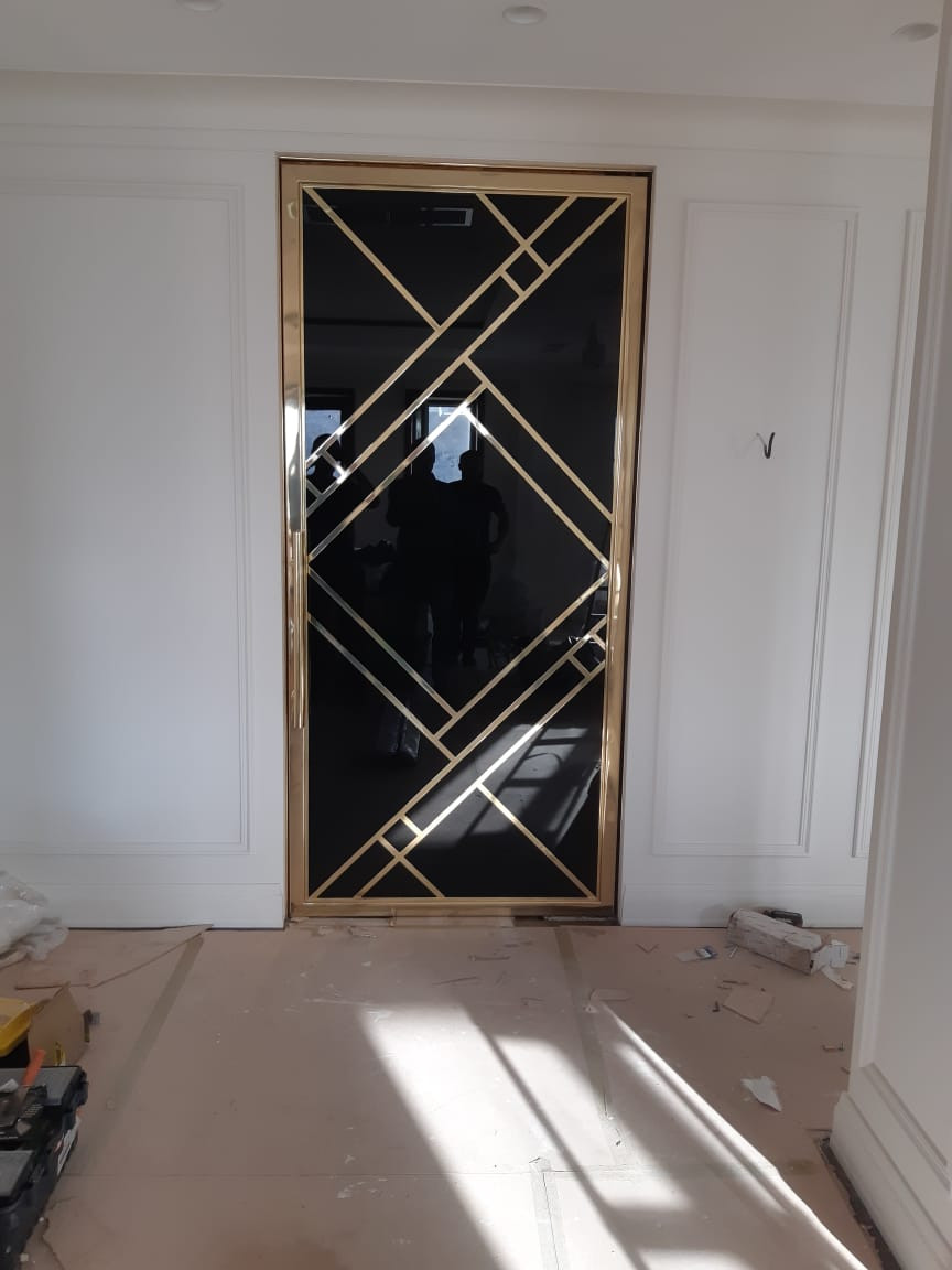 Дверь из латуни и тонированного стекла