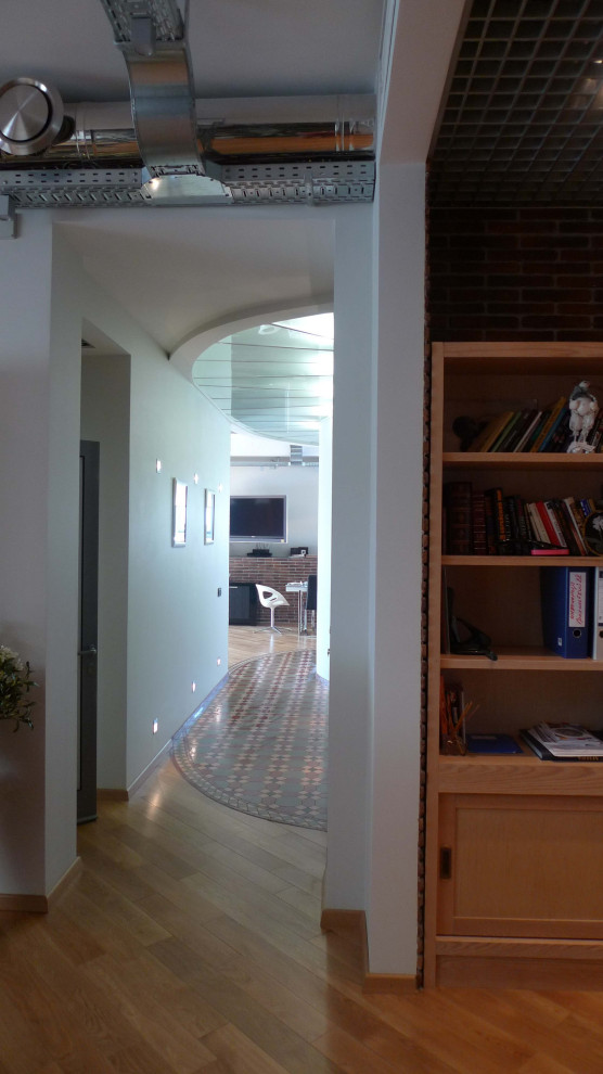На фото: большой, узкий коридор в стиле лофт с белыми стенами, паркетным полом среднего тона, бежевым полом, многоуровневым потолком и обоями на стенах с