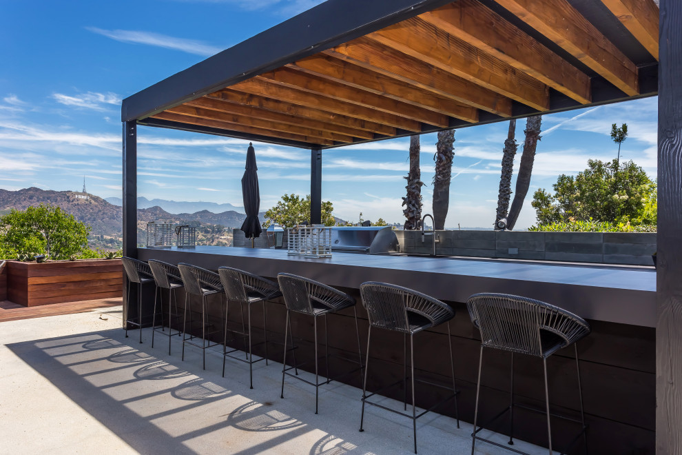 Mid-sized contemporary u-shaped seated home bar in Los Angeles with an undermount sink, grey cabinets, concrete benchtops, grey splashback, concrete floors, grey floor and grey benchtop.