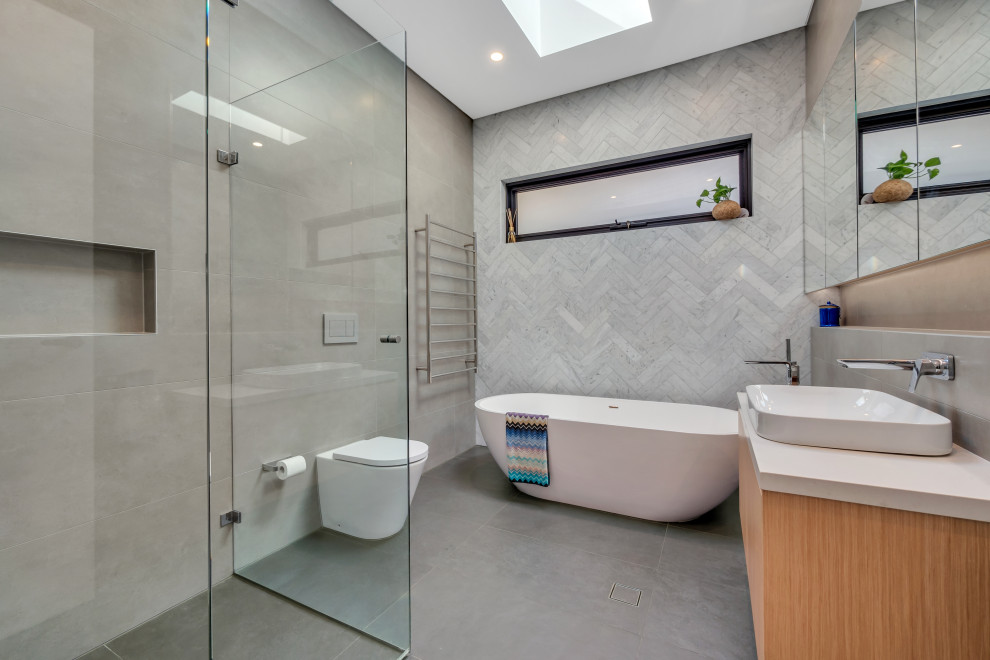 Imagen de cuarto de baño principal, único y de pie actual con bañera exenta, ducha esquinera, lavabo encastrado, encimera de cuarzo compacto, ducha abierta y encimeras blancas