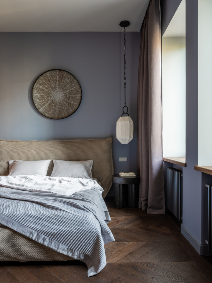 Свежая идея для дизайна: хозяйская спальня среднего размера: освещение в современном стиле с серыми стенами, темным паркетным полом и коричневым полом без камина - отличное фото интерьера