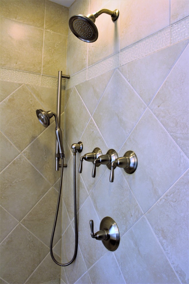 Example of a transitional home design design in Chicago