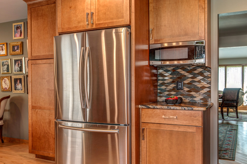 Example of a transitional home design design in Milwaukee