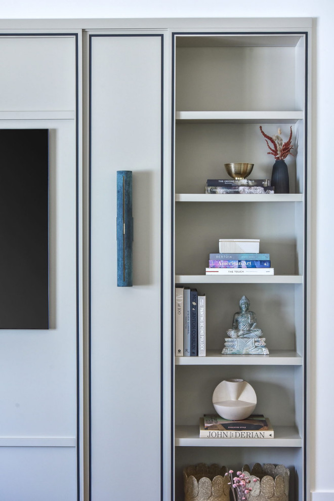 Esempio di un grande soggiorno minimalista con pareti grigie e parete attrezzata
