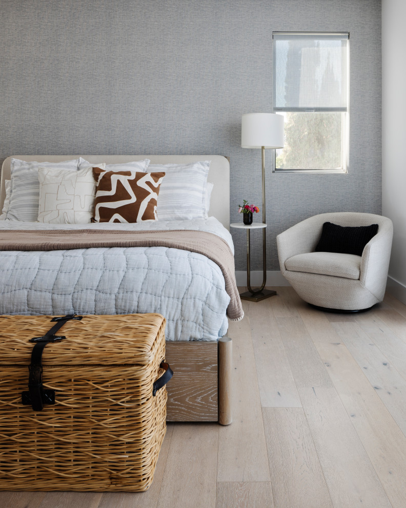 Пример оригинального дизайна: хозяйская спальня среднего размера в морском стиле с синими стенами и коричневым полом