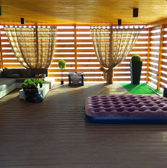 Деревянная беседка с панорамным остеклением