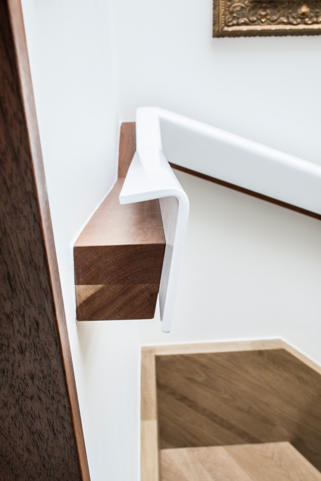 Idéer för en liten modern flytande trappa i trä, med räcke i flera material