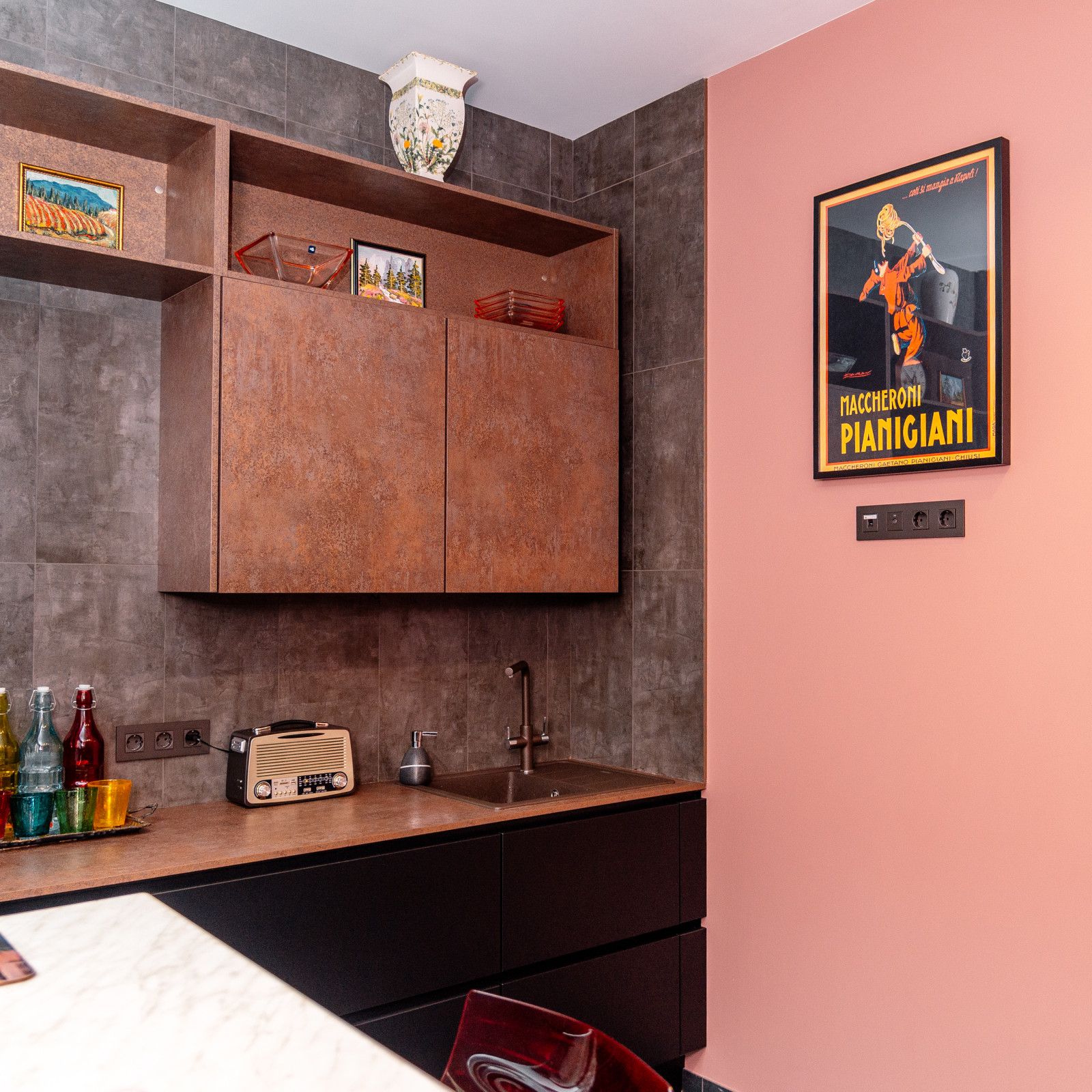 Яркая кухня для ярких хозяев!