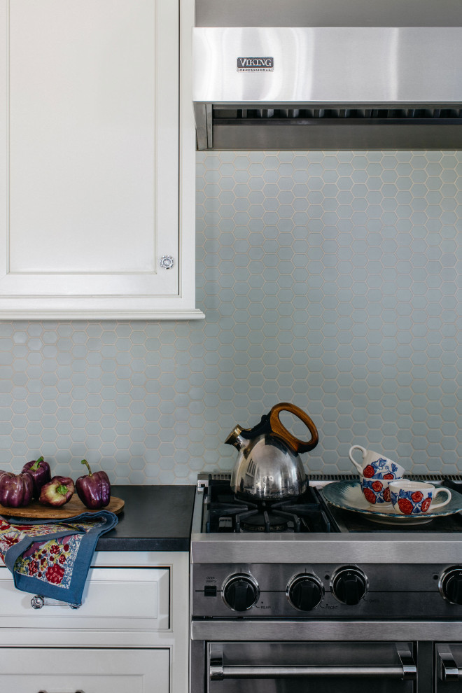 Example of a classic kitchen design in Chicago