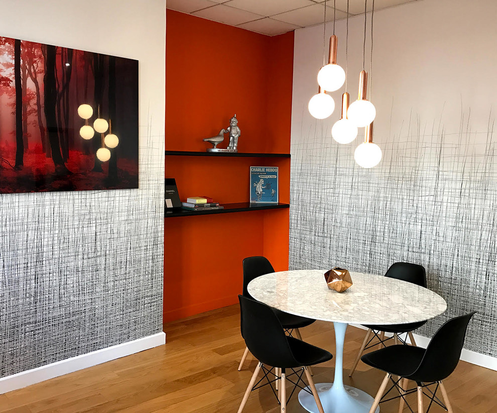 Cette photo montre une salle à manger tendance.