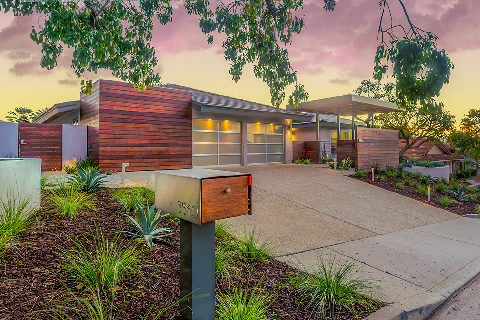 Expansive midcentury one-storey grey exterior in Los Angeles with wood siding.