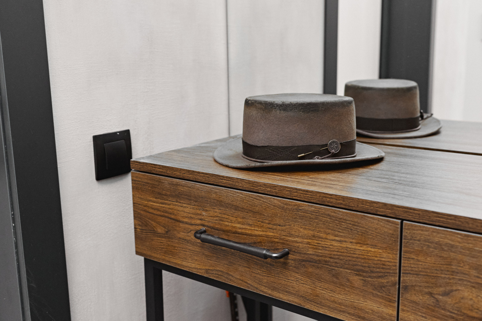 Консоль в прихожей