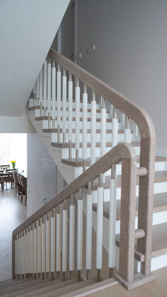 Идея дизайна: большая п-образная деревянная лестница в современном стиле с деревянными ступенями, деревянными перилами, кирпичными стенами и кладовкой или шкафом под ней