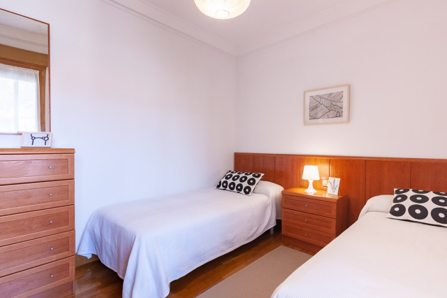 Home Staging completo en Donostia Loiola contemporary-bedroom