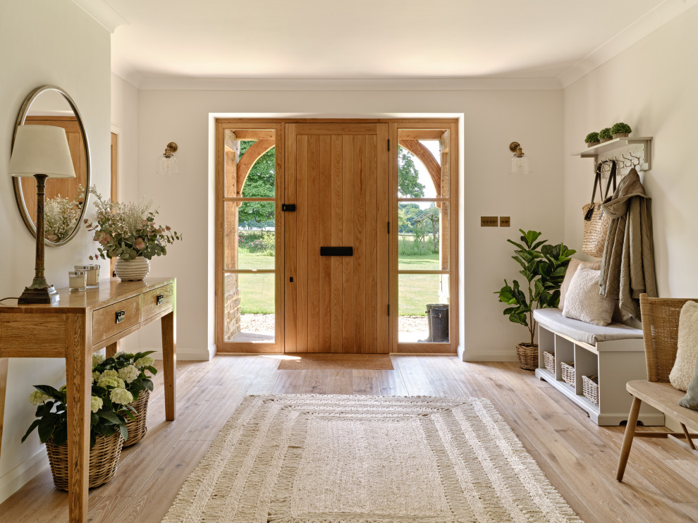 Großer Landhaus Eingang mit beiger Wandfarbe und hellem Holzboden in Hampshire