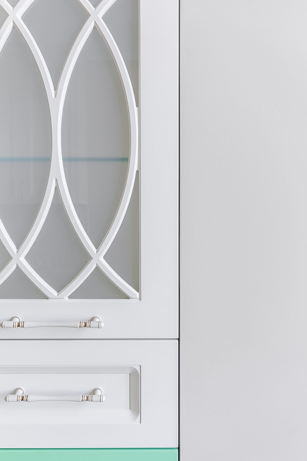 Мебель для кухни по индивидуальному проекту от фабрики мебели "Клевер-шкаф"