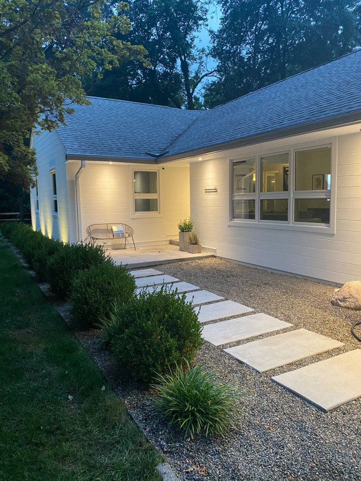 Ejemplo de fachada de casa blanca y gris moderna de tamaño medio de una planta con revestimiento de aglomerado de cemento