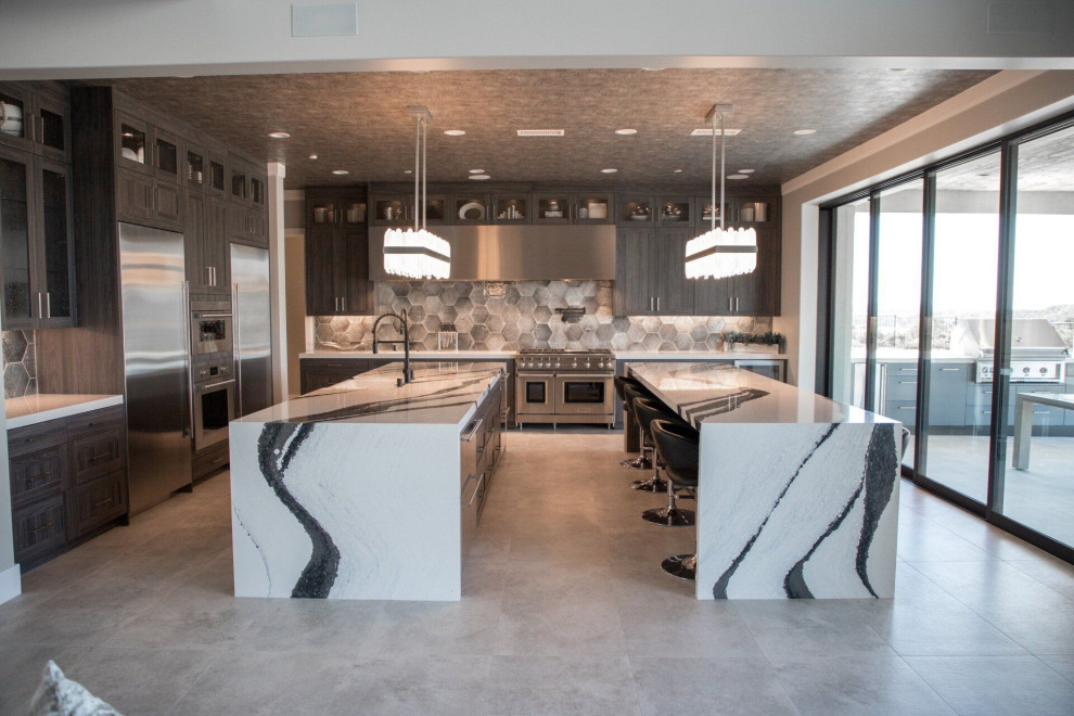 Exempel på ett mycket stort modernt flerfärgad flerfärgat kök, med en rustik diskho, skåp i shakerstil, grå skåp, bänkskiva i kvartsit, grått stänkskydd, stänkskydd i porslinskakel, rostfria vitvaror, cementgolv, flera köksöar och grått golv