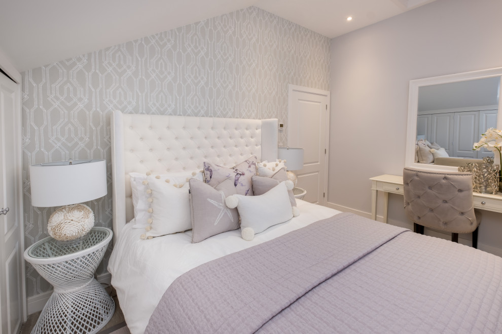 Идея дизайна: гостевая спальня среднего размера, (комната для гостей) в морском стиле с серыми стенами, полом из ламината, серым полом и обоями на стенах без камина