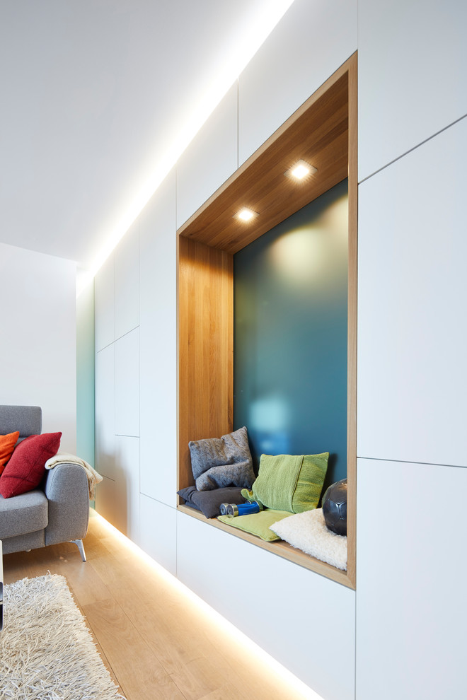 Mittelgroße, Offene, Fernseherlose Moderne Bibliothek ohne Kamin mit weißer Wandfarbe, hellem Holzboden und braunem Boden in Stuttgart