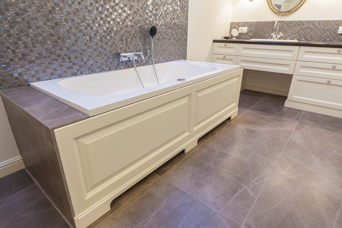 Экран на ванную