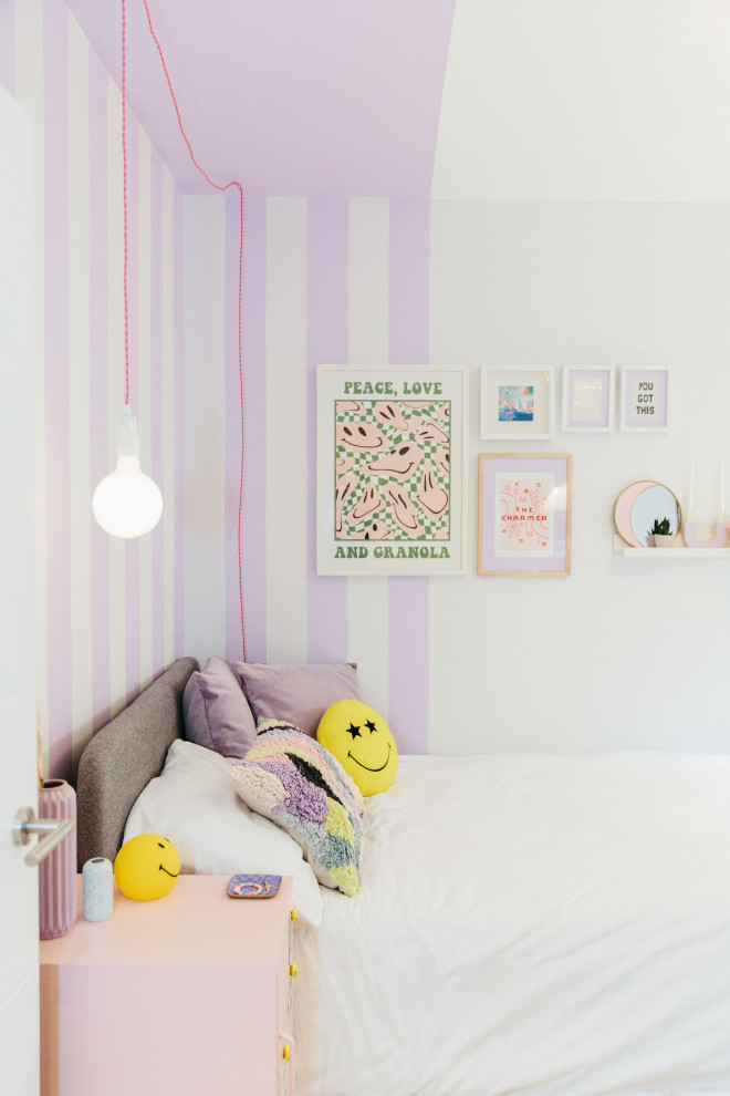 Bild på ett litet funkis barnrum kombinerat med sovrum, med lila väggar