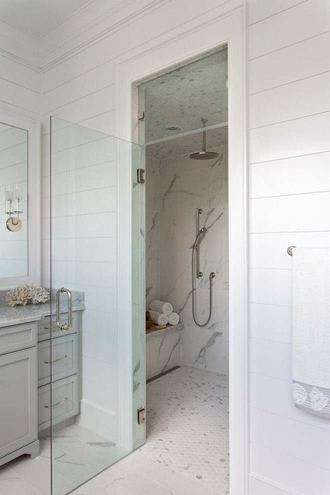 На фото: большая главная ванная комната в морском стиле с фасадами в стиле шейкер, серыми фасадами, душем без бортиков, разноцветной плиткой, белыми стенами, полом из керамогранита, врезной раковиной, столешницей из искусственного кварца, белым полом, душем с распашными дверями, серой столешницей, сиденьем для душа, тумбой под две раковины, встроенной тумбой и стенами из вагонки с