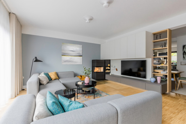Wohnzimmer mit Kamin skandinavisk-allrum