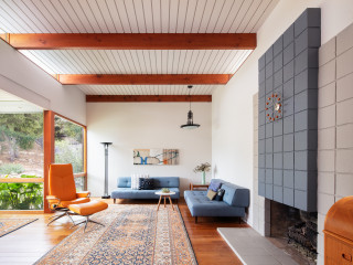 ミッドセンチュリースタイルのおしゃれなリビング (青いソファ) の