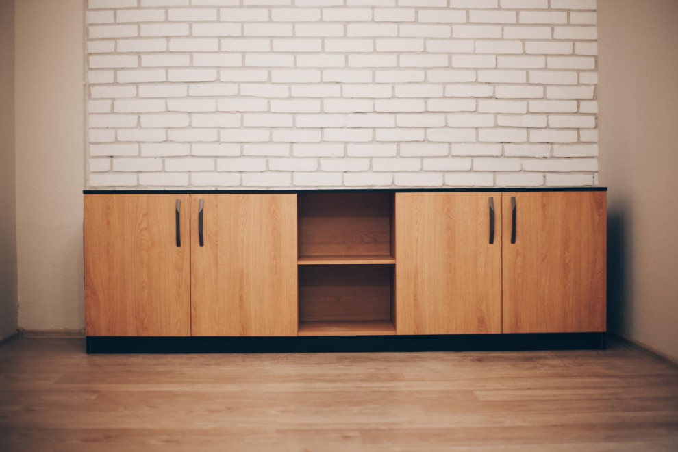 Низкий шкаф с закрывающимися створками