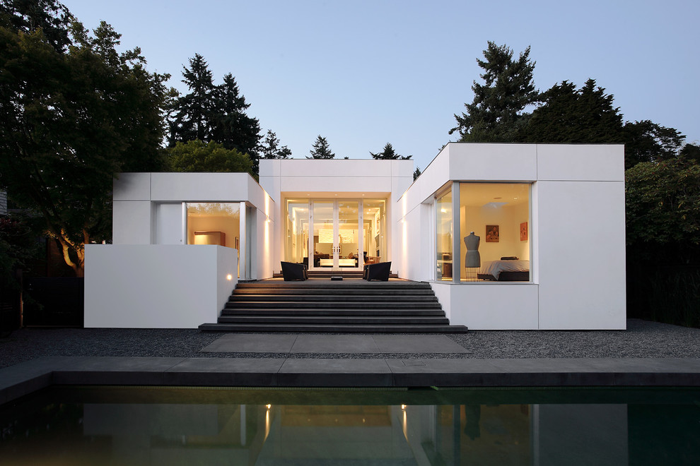 Photo of a modern one-storey white exterior in Seattle with a flat roof.